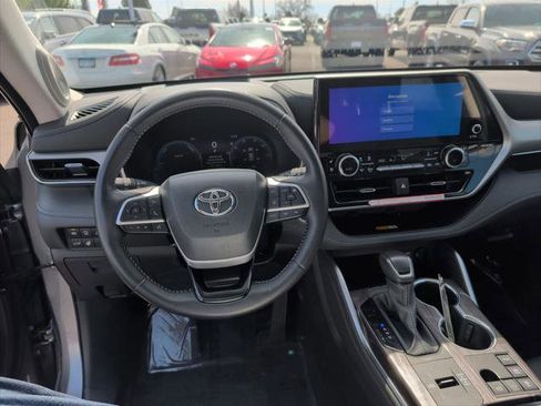 Certified 2025 Toyota Highlander Platinum image 6