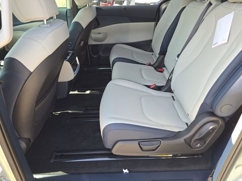New 2026 Kia Carnival SX FWD image 17