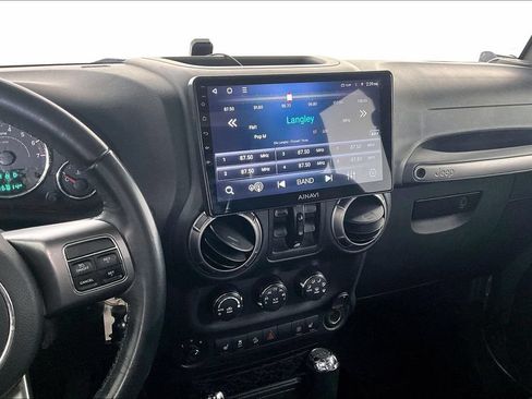 Used 2018 Jeep Wrangler Unlimited Sahara AWD/4WD image 7