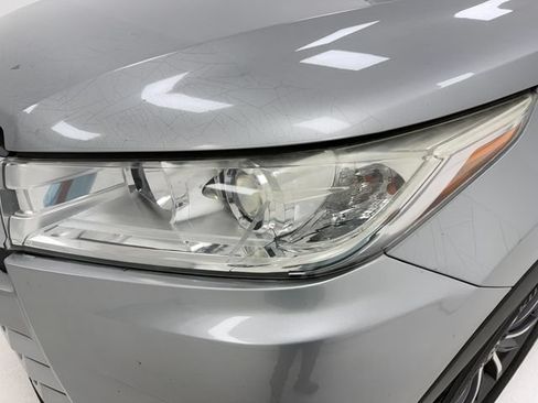 Used 2019 Toyota Highlander XLE FWD image 6