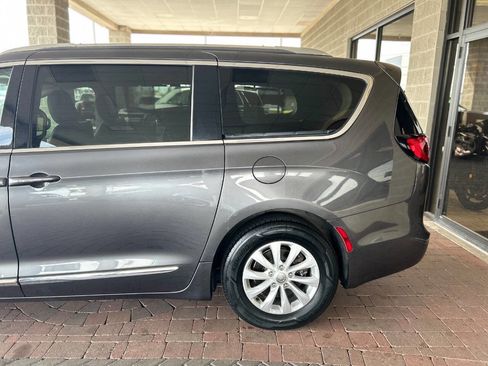Used 2019 Chrysler Pacifica Touring-L FWD image 6