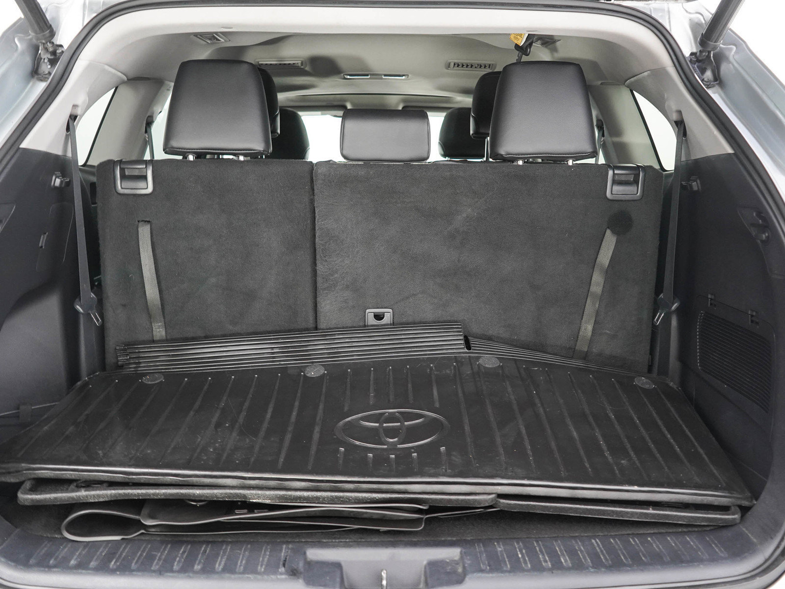 Used 2020 Toyota Highlander XLE AWD/4WD image 9