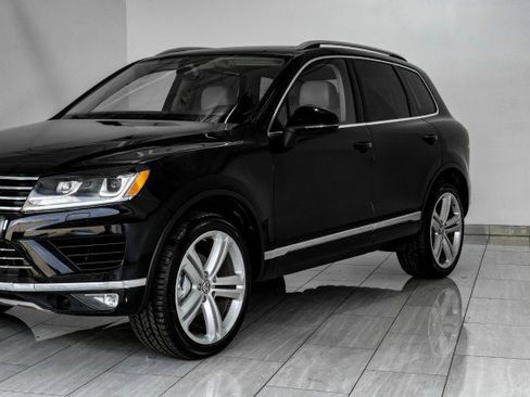 Used 2017 Volkswagen Touareg Executive AWD/4WD image 65