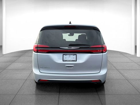 Used 2023 Chrysler Pacifica Touring-L FWD image 6