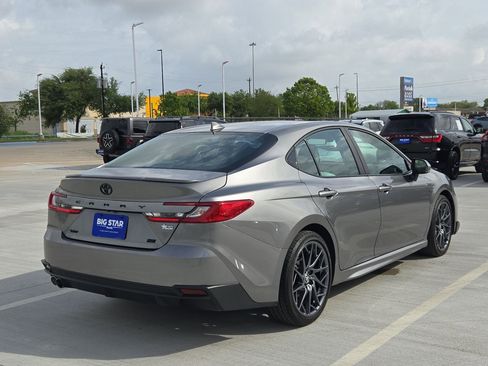 Used 2025 Toyota Camry SE w/ Convenience Package image 3