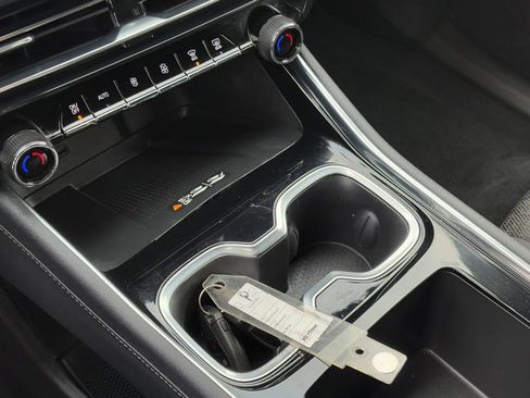 Used 2025 Chevrolet Traverse LT image 21