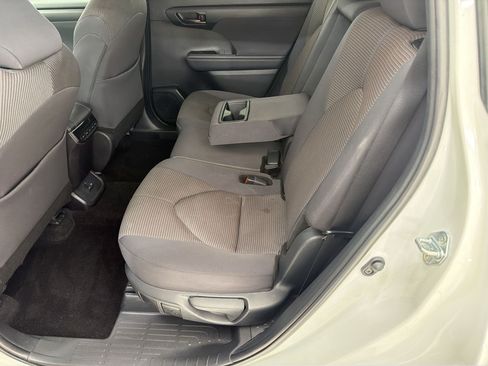 Used 2025 Toyota Highlander LE FWD image 22