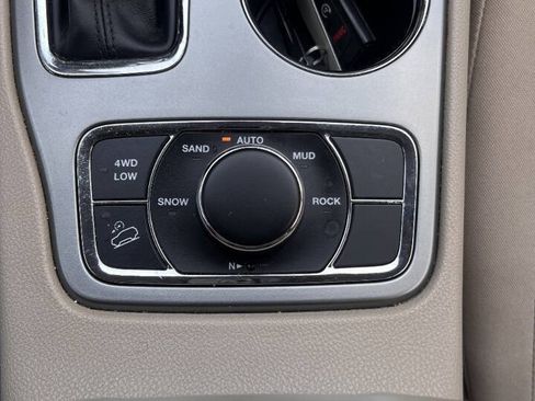 Used 2020 Jeep Grand Cherokee Laredo AWD/4WD image 25
