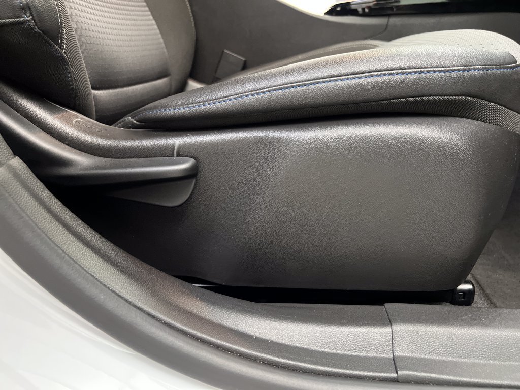 Used 2025 Chevrolet Trax LT FWD image 29