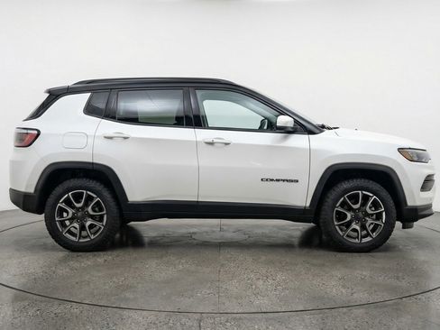 Used 2025 Jeep Compass Trailhawk AWD/4WD image 11