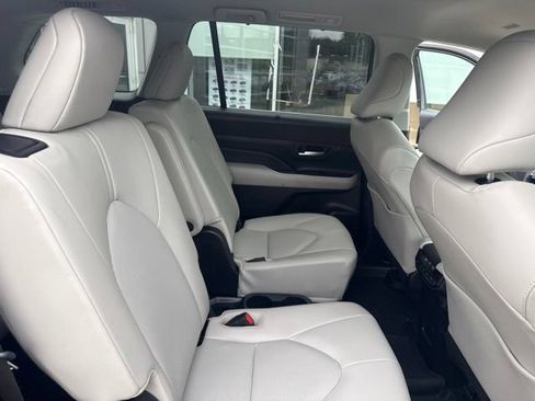 Used 2024 Toyota Grand Highlander AWD image 32