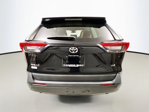 Used 2021 Toyota RAV4 LE FWD image 6