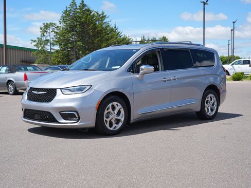 Used 2021 Chrysler Pacifica Limited AWD/4WD image 7