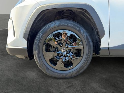 Used 2019 Toyota RAV4 LE FWD image 3