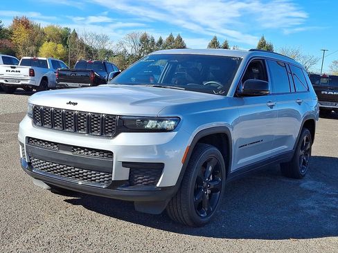 Used 2023 Jeep Grand Cherokee L Laredo AWD/4WD image 5