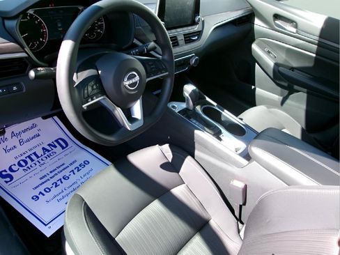 Used 2024 Nissan Altima 2.5 SV FWD image 12