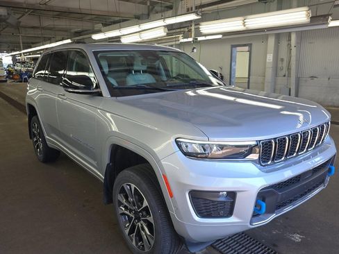 Used 2022 Jeep Grand Cherokee Overland w/ Advanced Protech Group III AWD/4WD image 2
