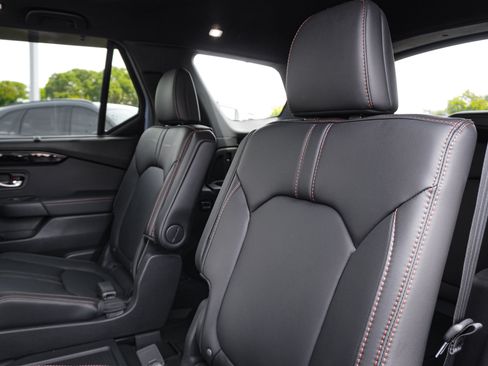Used 2025 Honda Pilot TrailSport image 32