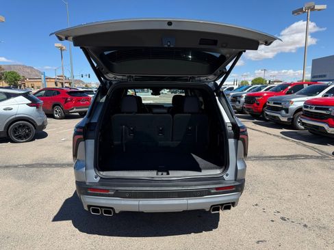 Used 2025 Chevrolet Traverse LT image 37