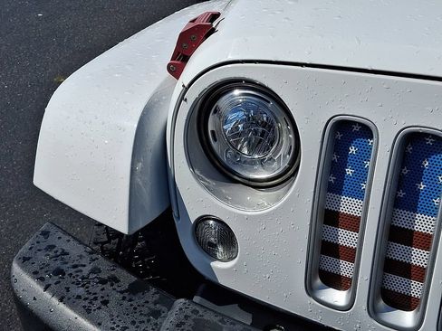 Used 2017 Jeep Wrangler Unlimited Sahara w/ Connectivity Group AWD/4WD image 12