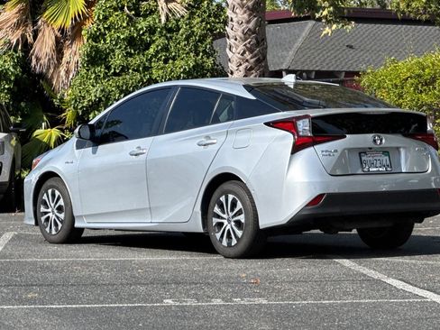 Used 2021 Toyota Prius XLE AWD/4WD image 6