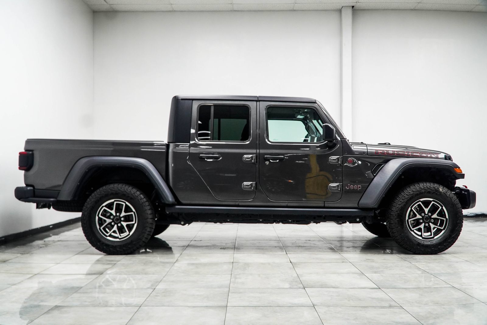 Used 2024 Jeep Gladiator Rubicon w/ Technology Group AWD/4WD image 8