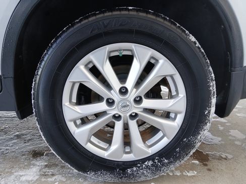 Used 2015 Nissan Rogue SV w/ SV Moonroof Package image 16