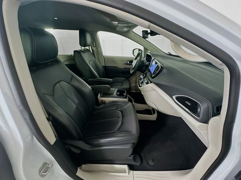 Used 2023 Chrysler Pacifica Touring-L FWD image 32