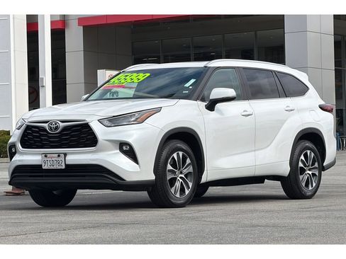 Certified 2025 Toyota Highlander XLE FWD image 8