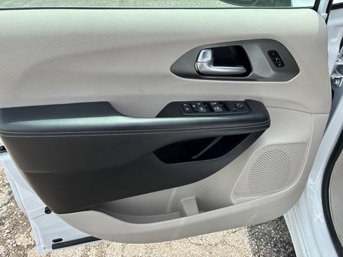 Used 2024 Chrysler Pacifica Touring-L FWD image 12