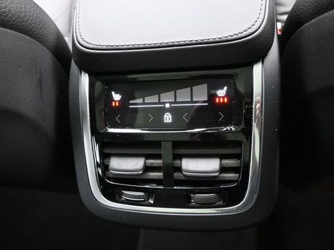 Used 2025 Volvo XC90 B6 Plus image 34