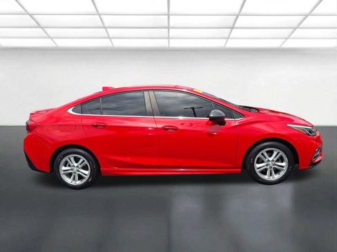 Used 2017 Chevrolet Cruze LT w/ Convenience Package FWD image 2