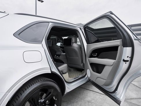 Used 2023 Bentley Bentayga Extended Wheelbase image 24