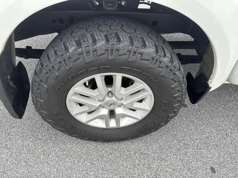 Used 2018 Nissan Frontier SV w/ Value Truck Package AWD/4WD image 9