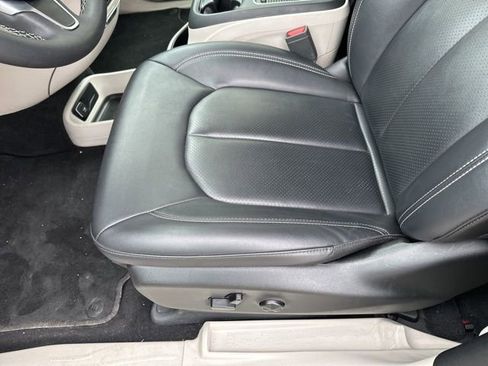 Used 2024 Chrysler Pacifica Touring-L FWD image 23