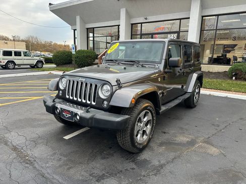 Used 2017 Jeep Wrangler Unlimited Sahara w/ Connectivity Group AWD/4WD image 3