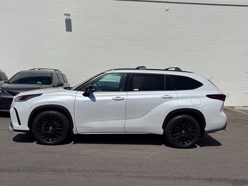 Used 2024 Toyota Highlander XSE FWD image 2