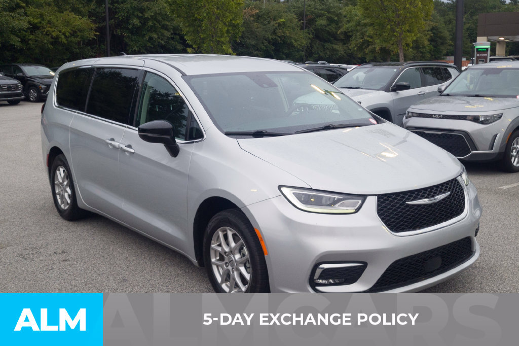 Used 2024 Chrysler Pacifica Touring-L FWD image 3