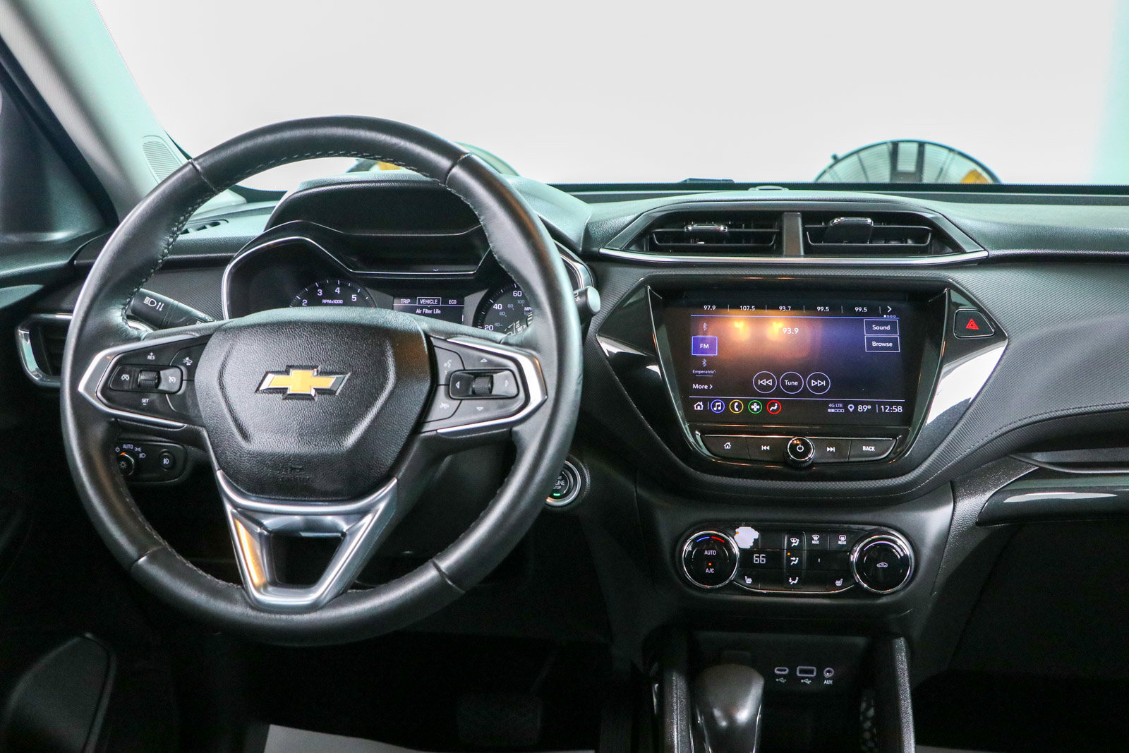 Used 2021 Chevrolet TrailBlazer LT w/ Premium Seating Package FWD image 17