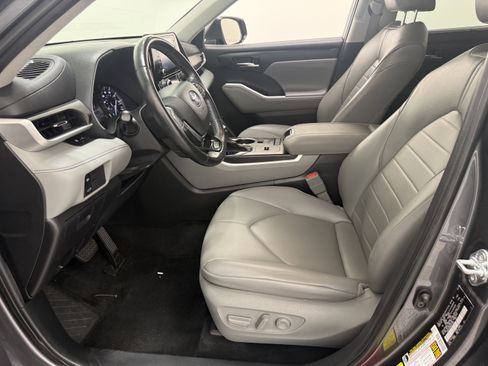 Used 2021 Toyota Highlander XLE FWD image 22