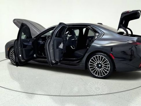 Used 2025 BMW i7 xDrive60 w/ Executive Package RWD image 16
