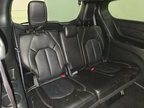 Used 2025 Chrysler Pacifica Select FWD image 8