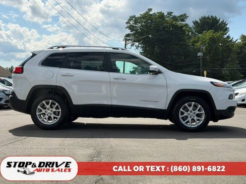 Used 2018 Jeep Cherokee Latitude Plus w/ Cold Weather Group AWD/4WD image 4