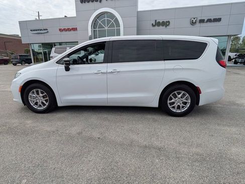 Used 2025 Chrysler Pacifica Select FWD image 7