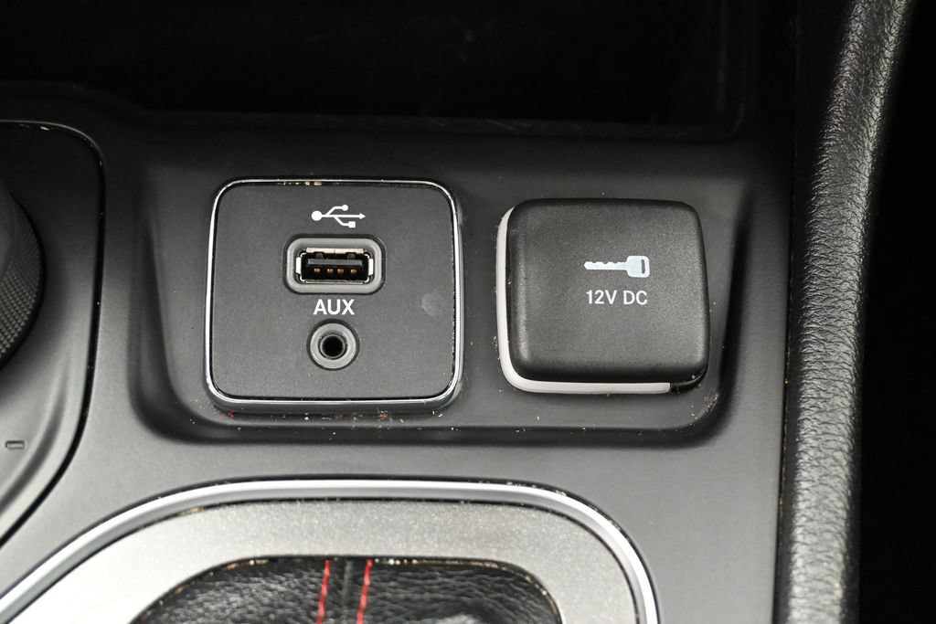 Used 2019 Jeep Cherokee Trailhawk w/ Comfort/Convenience Group AWD/4WD image 23