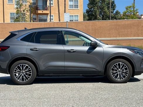 Used 2023 Ford Escape SE w/ PHEV Premium Package image 3