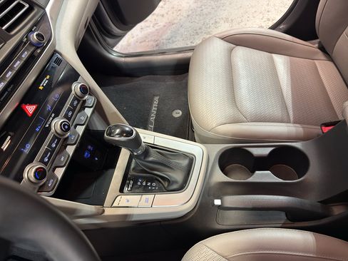 Used 2019 Hyundai Elantra Limited FWD image 18