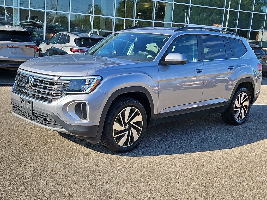 Used 2025 Volkswagen Atlas SE AWD/4WD image 2
