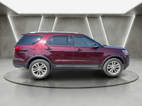 Used 2018 Ford Explorer XLT w/ Equipment Group 202A AWD/4WD image 8