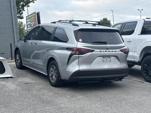 Used 2022 Toyota Sienna XLE FWD image 2